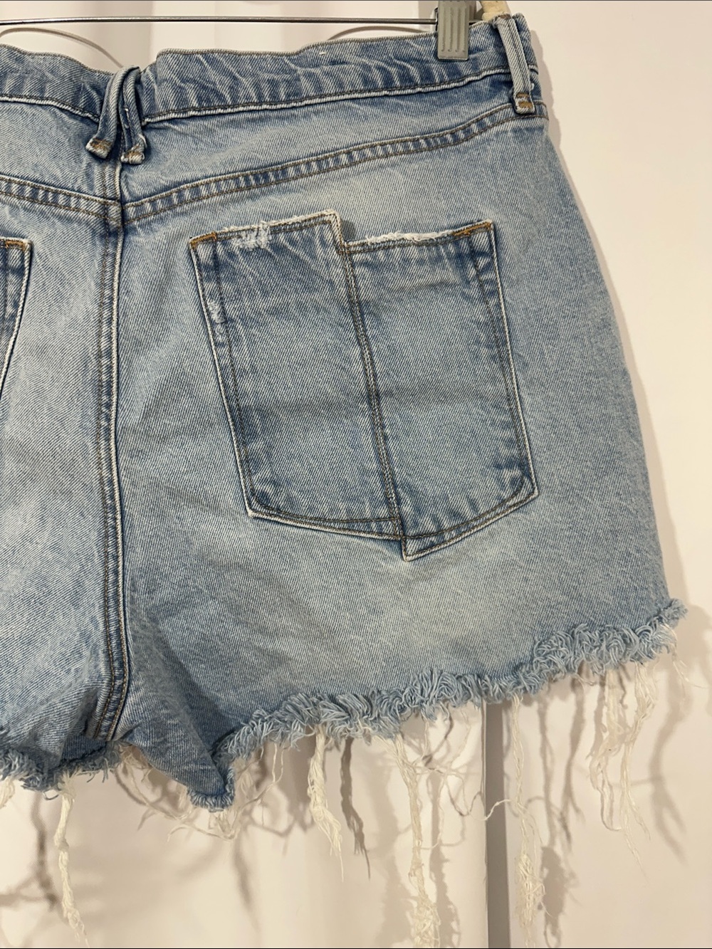 Good American Denim Shorts Size 12 31 Frayed Hem Distressed Cutoff Jean Shorts - Picture 7 of 8